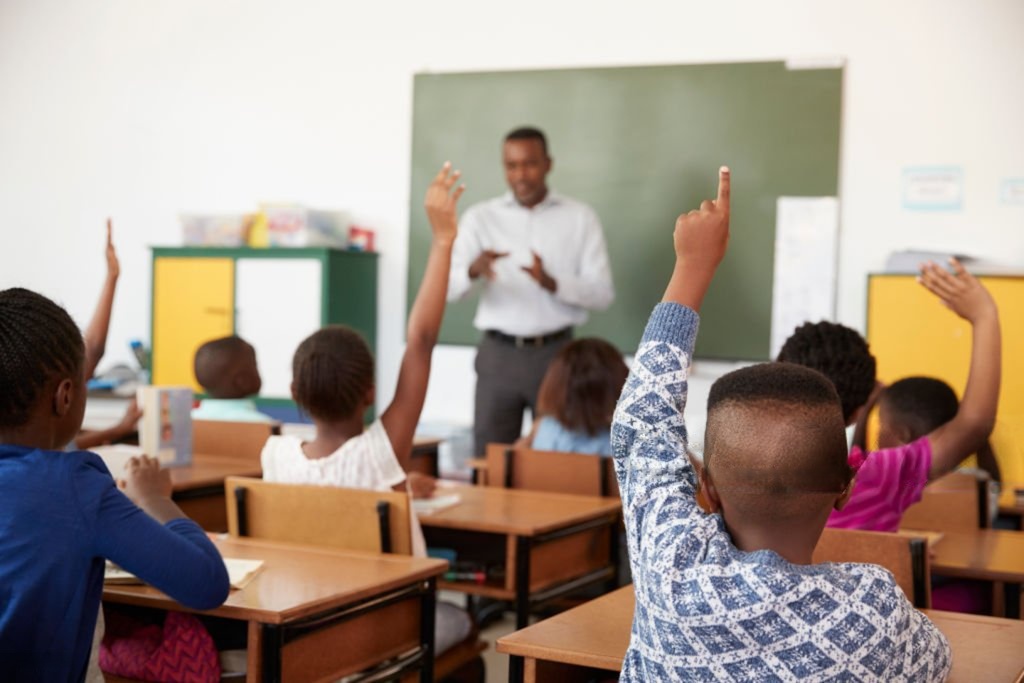 Salle de classe, élèves participant activement au cours