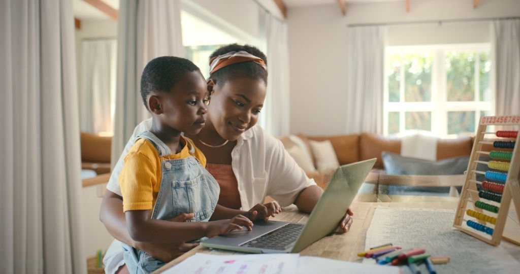 Un parent suit la scolarité de son enfant depuis un ordinateur portable